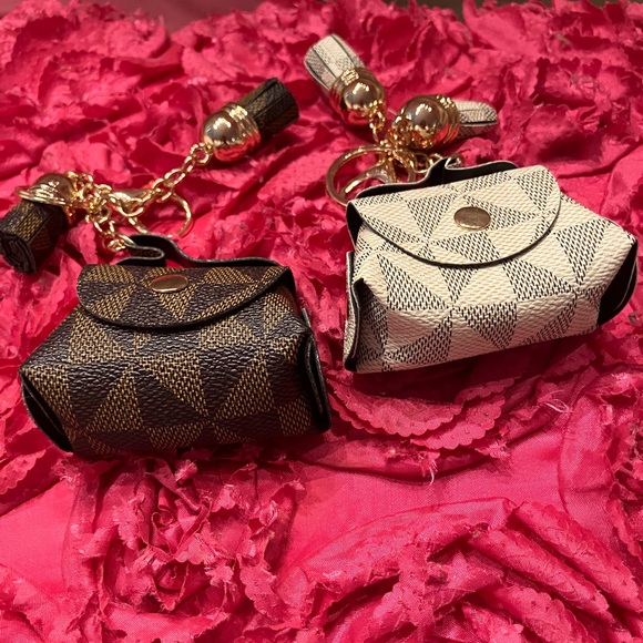 Elegant Black and Cream Mini Bag Keychains - Picture 3 of 6